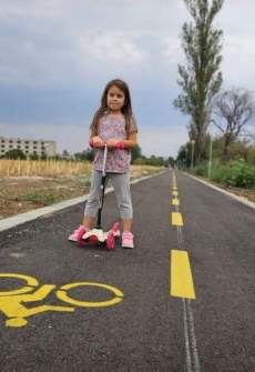 Нарушители шофират по велоалеята в град Септември, майки искат да бъдат наказани
