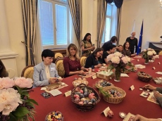 Съпругата на президента Десислава Радева и съпруги на посланици писаха яйца по велинградски