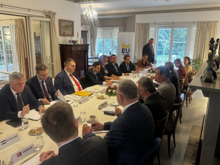 Посланиците на страните членки на ЕС се срещнаха в белгийската резиденция с делегация на ДПС, водена от председателя Делян Пеевски