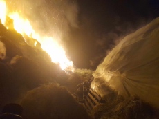Над 20 часа пожарникарите гасиха сеновал с люцерна в Сарая