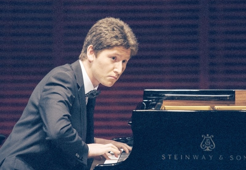 Емануил Иванов, пианист:  Поел съм рискован, но верен на музиката път