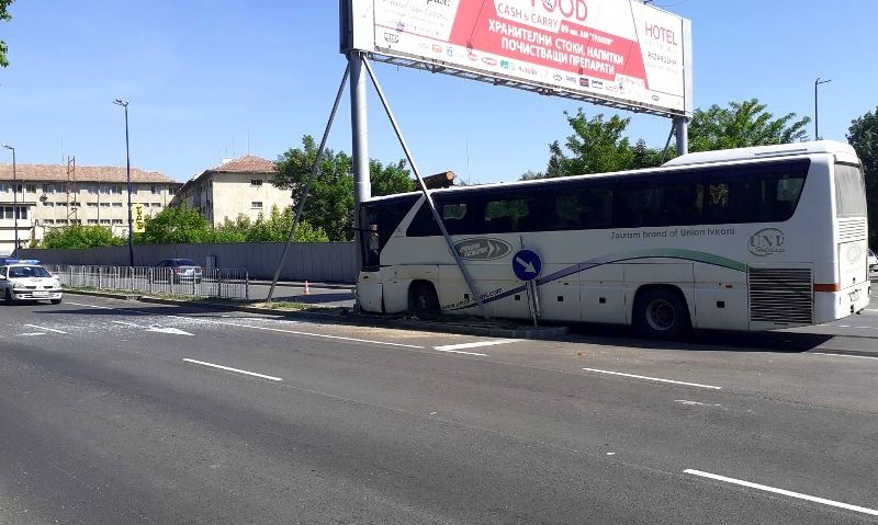 Автобус се блъсна в билборд до затвора след засичане (снимки)