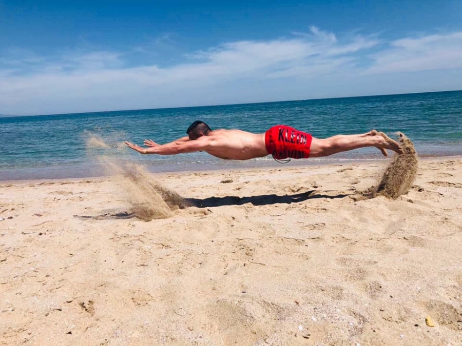 Мечката показа завидна фитнес форма от плажа