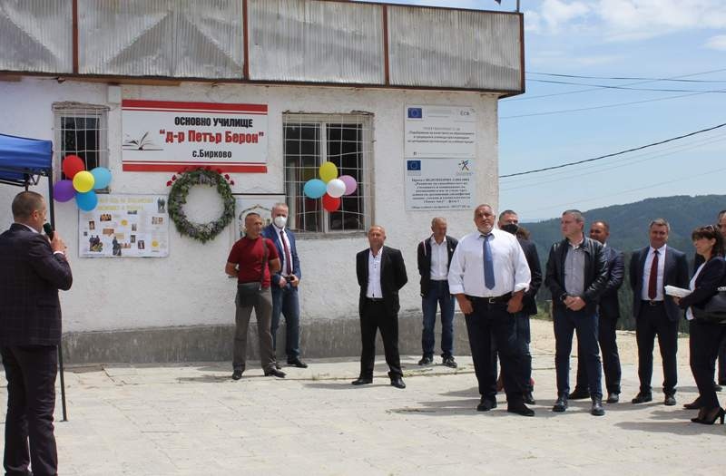 Премиерът Борисов обеща да пререже лентата на ново училище, както и нов път за 2000 местни жители
