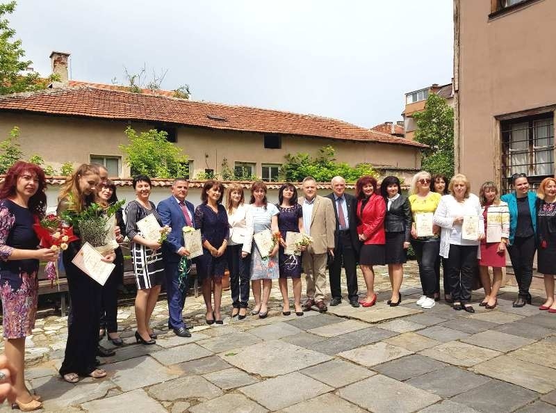 МОН връчи почетни грамоти „Неофит Рилски“ на учители и директори от областта