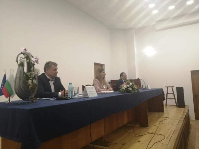 Министър Ангелкова, общинското ръководство, държавни институции и туристическия бранш обсъждаха проблемите около кризата с COVID -19