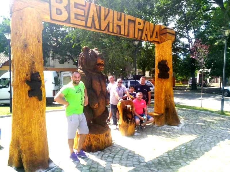 6-метрова дървена пластика посреща гостите на спа столицата