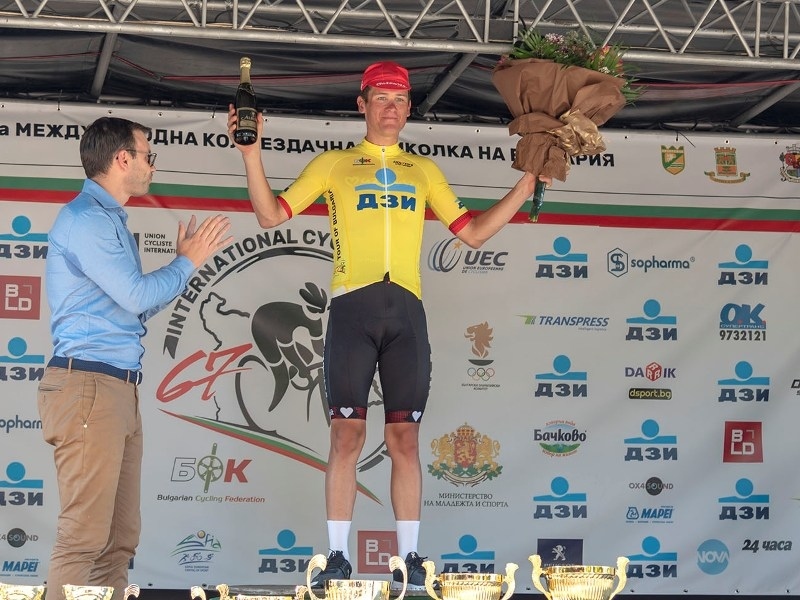 Рени Камберова връчи жълтата фланелка на победителя в I етап от 67-ата колоездачна обиколка
