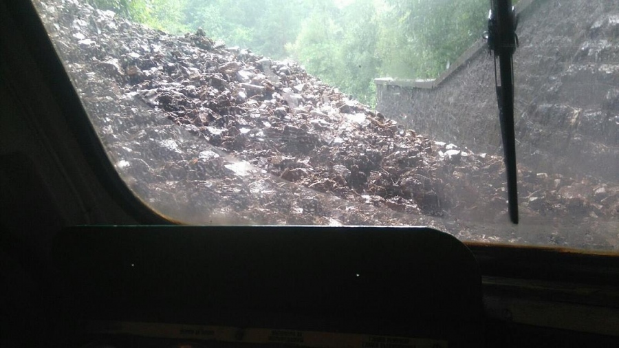 Локомотив се удари в паднала скална маса на излизане от тунел