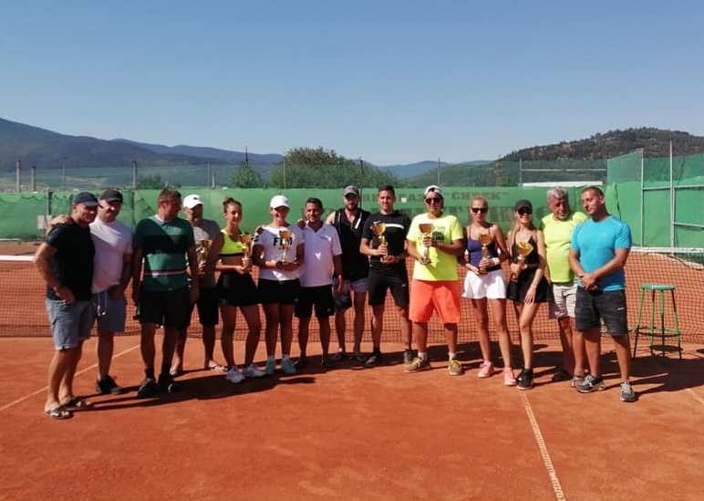 Велинградски тенисисти спечелиха златото при мъжете и жените в турнира