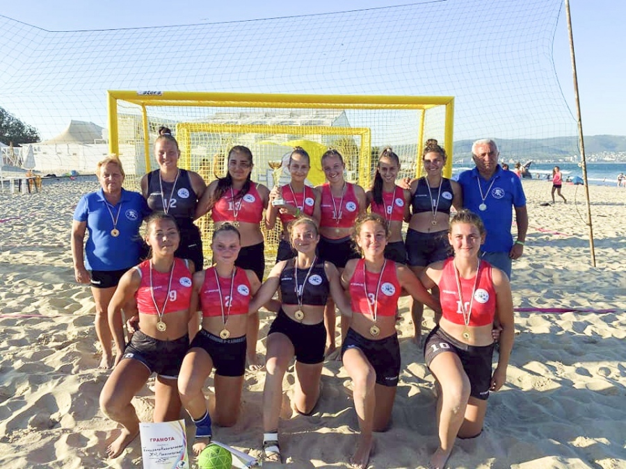 Девойките на „Панагюрище” са шампионки на плажен хандбал