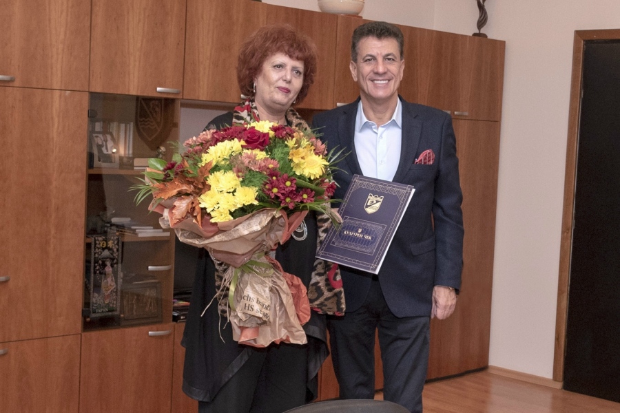 Тодор Попов връчи културен чек на директорки на детски градини с над 40 години опит в системата на образованието