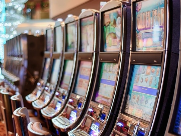 Установяват колко точно пари е ”дръпнал” нагласеният автомат в казино