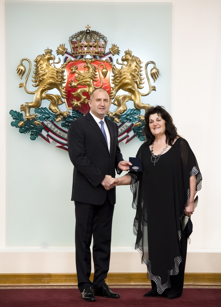 Президентът връчи Почетния знак на Цветанка Варимезова