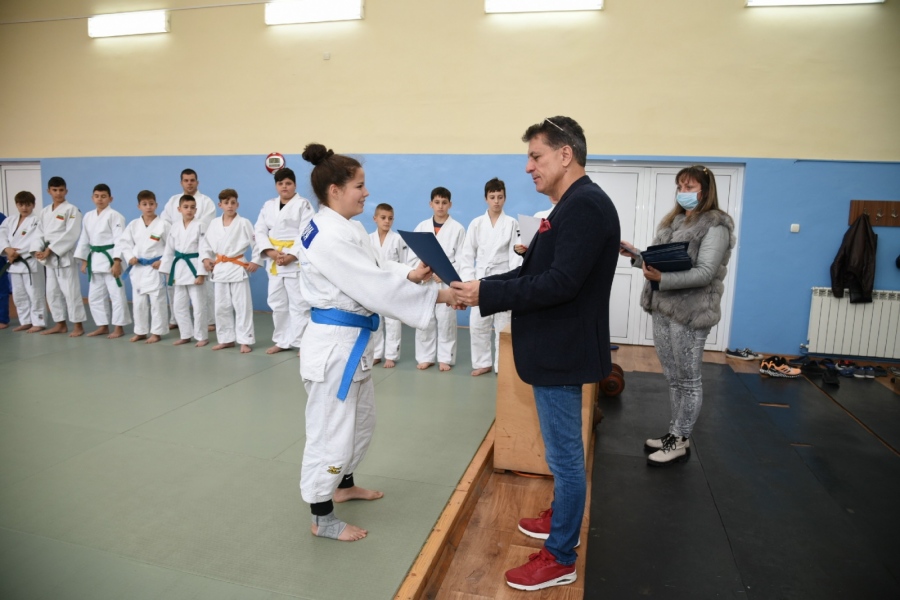 Кметът Тодор Попов награди спортистите и треньора на „Кодокан“