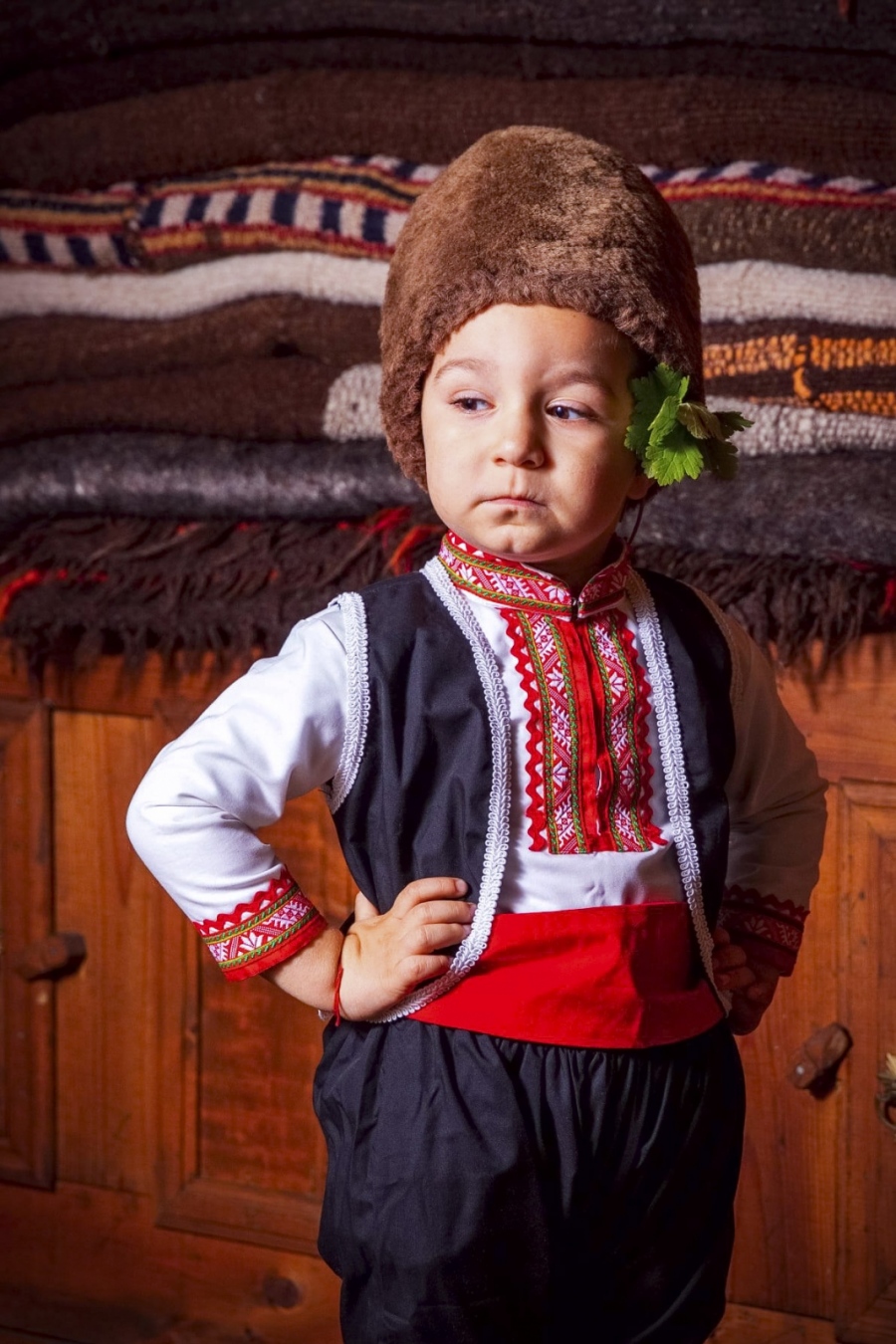 Тригодишен юнак от Батак още от бебе позира в народна носия