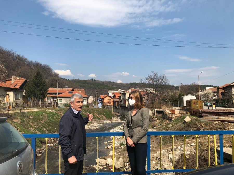 Екатерина Захариева по време на предизборната си обиколка в Пазарджишко: Ще работим за подобряване на инфраструктурата в малките населени места