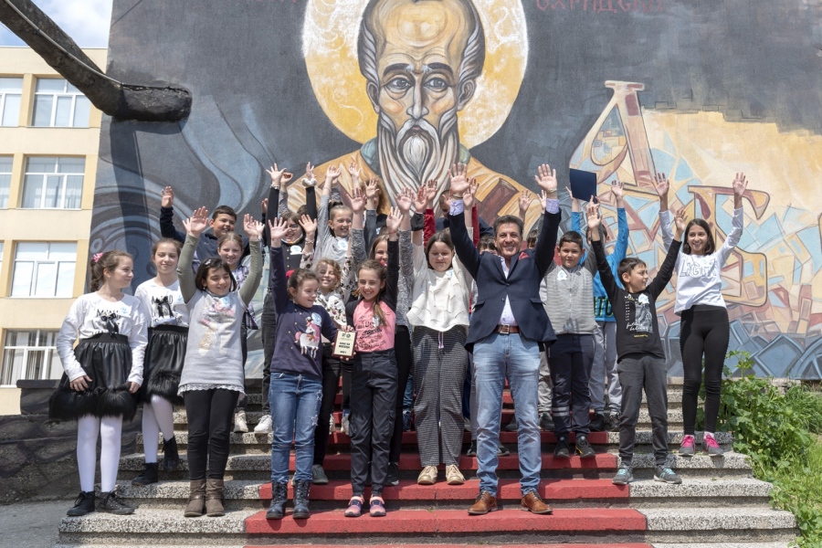 Кметът на Пазарджик Тодор Попов връчи грамота за ”Клас на месеца” на IV Б клас от ОУ ”Свети Климент Охридски”