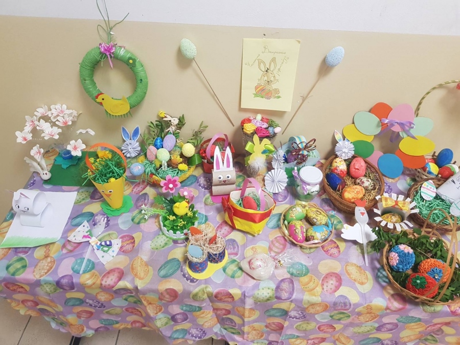 В Спортното училище откриха изложба „Великден без отпадъци”