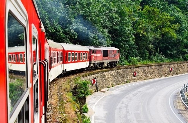 Още две съботи ще се движи туристическият влак от гара Септември до гара Аврамово 