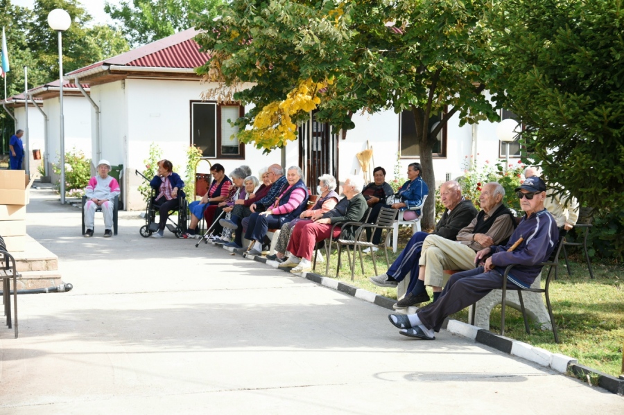 Дарение за старчески домове в Пазарджик и Главиница от болничното настоятелство „Вяра, Надежда, Любов“