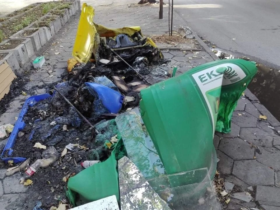 Вандали или безхаберници стопиха контейнери за разделно събиране