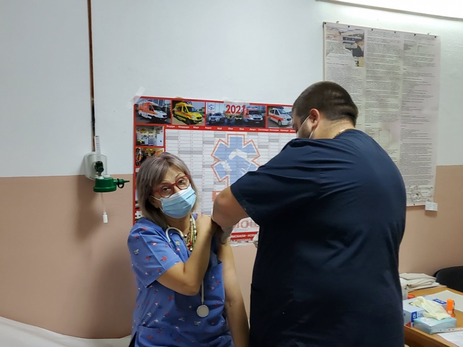 Началникът на Инфекциозно отделение д-р Пишмишева си постави трета доза ваксина срещу COVID-19