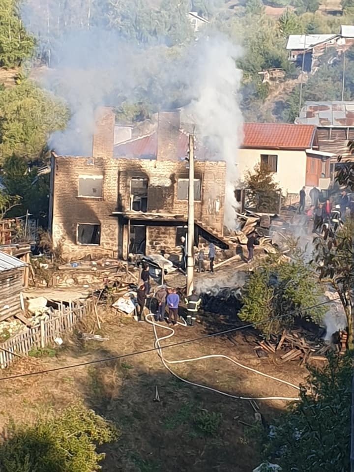 Пожар в 2 съседни къщи в Биркова