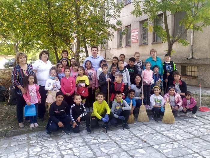 Учениците и учителите от НУ „Паисий Хилендарски” се включиха в есенно почистване на община Стрелча