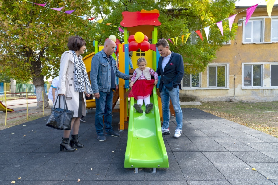 И децата в Добровница вече имат нова детска площадка