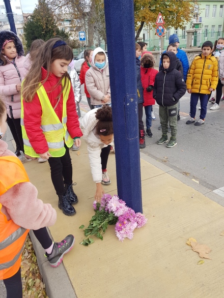 С цветя и шествие ученици почетоха жертвите на пътно-транспортни произшествия
