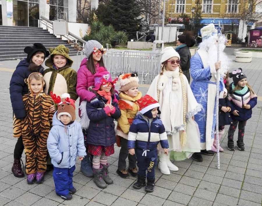 Дядо Мраз и Снежанка дойдоха на детски празник по руски