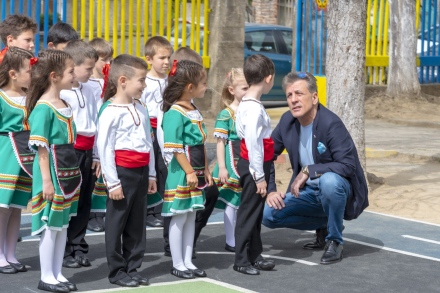 Кметът Попов и деца садиха дървета в двора на  детска градина „Снежанка“