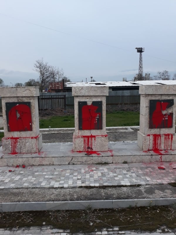 Вандали поругаха паметта на 13 убити без съд и присъда партизани и ятаци