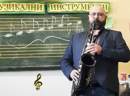 Дългогодишен солист на Софийската опера и балет свири джаз на третокласници в Черногорово