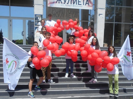 РЗИ и БМЧК с червена панделка от балони отбелязаха 15 май