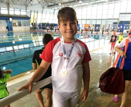Александър Дараджански с 3 медала в плуването за СК “Шампион“ от международен турнир “Златоперки“