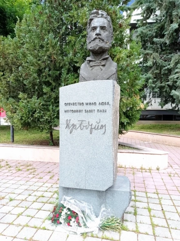 Традиционното поклонение пред паметника на Ботев е от 11.30 часа
