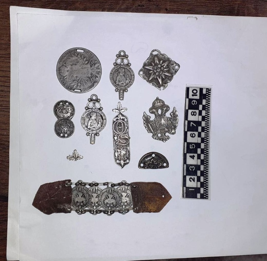 Иззеха предмети, приличащи на археологически находки