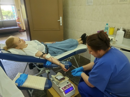 Бившата депутатка Десислава Тодорова е първата, дарила кръв за двете родилки