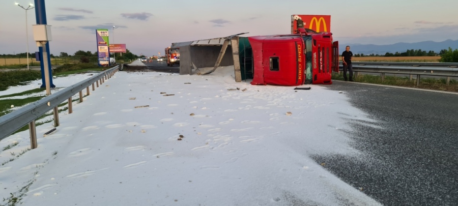 Македонски шофьор обърна камион на магистрала “Тракия“, разпиля изкуствен тор