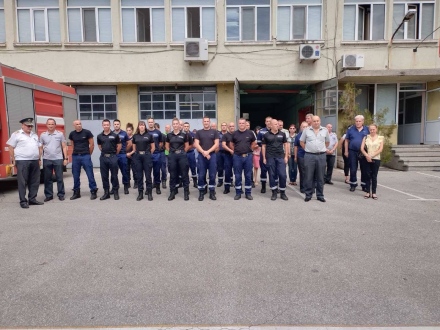 Със сирени и едноминутно мълчание полицаи и пожарникари почетоха паметта на загиналите си колеги от Бургас
