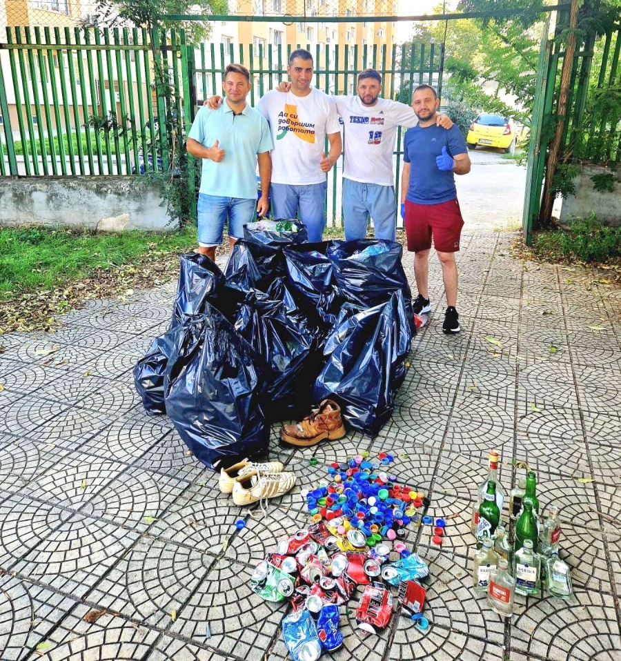 Отборът на Промяната чисти отпадъци и участва в тенис турнир