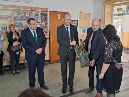 Министър Минеков подкрепи Школата за реставратори в Брацигово и дари творба на баща си на гимназия \