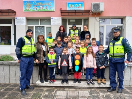 Пътни полицаи гостуваха на малчуганите от група „Детелина” на Детска градина „Слънчо”