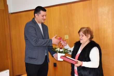 Веселка Джарова обслужва гражданите на гише в РУ-Велинград 30 години