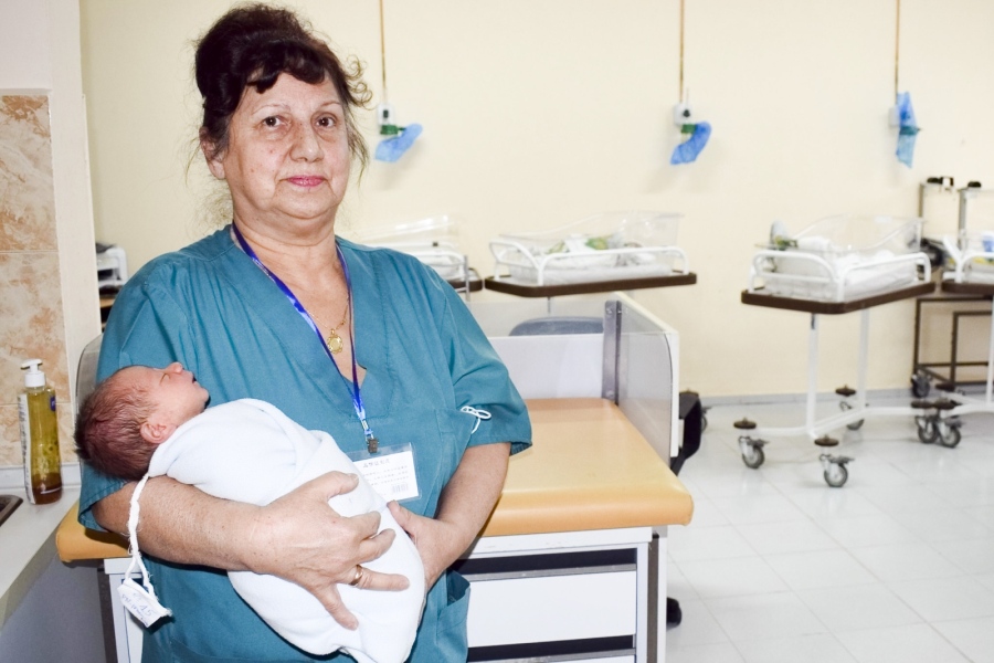 Повече от половин век акушерка се грижи за недоносени бебета