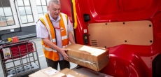 Продължават забавянията в обработката и доставката на пратки в Обединеното кралство