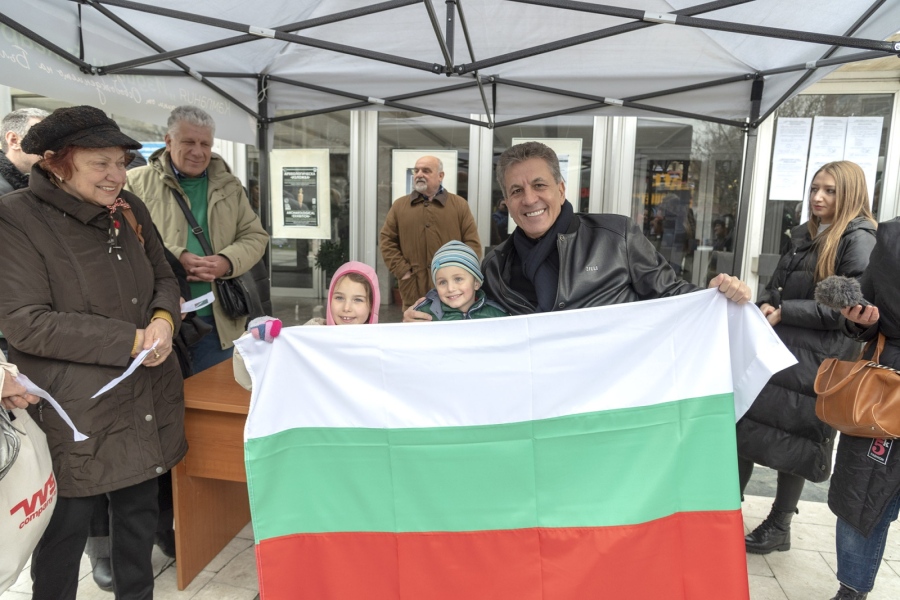 Тодор Попов лично връчи първите флагове на желаещите да ги развеят утре от прозорците на домовете си /СНИМКИ/