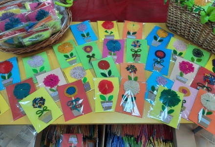 Детска градина зарадва с 350 картички пенсионерките в селото